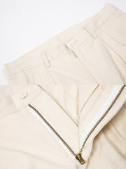 パンツのハイウエストデザインとフルーツボタンのディテール