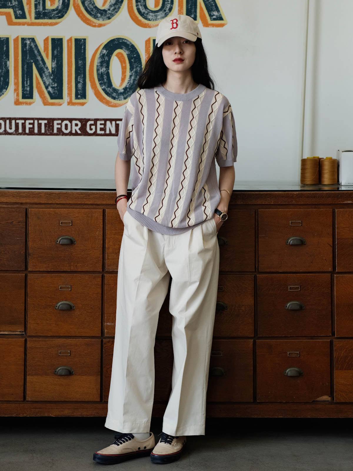 モデルが着用したハイウエストヴィンテージワイドパンツのスタイリング