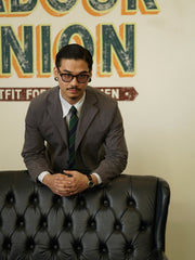 モデルが着用した塩縮加工の軽量サマージャケットの全体的なスタイリング