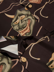 シャツの浮世絵柄と竹製ボタンのクローズアップ