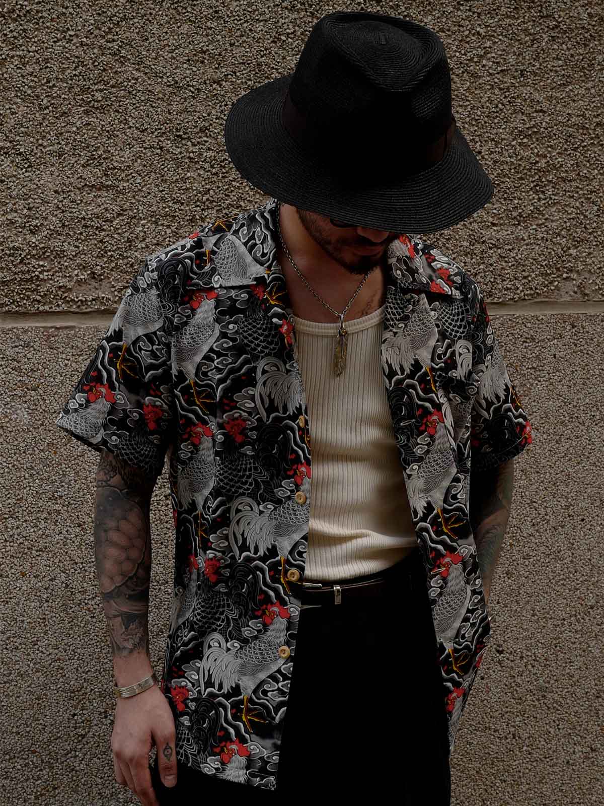 モデルが着用している浮世絵テンセルハワイアンシャツの展示画像