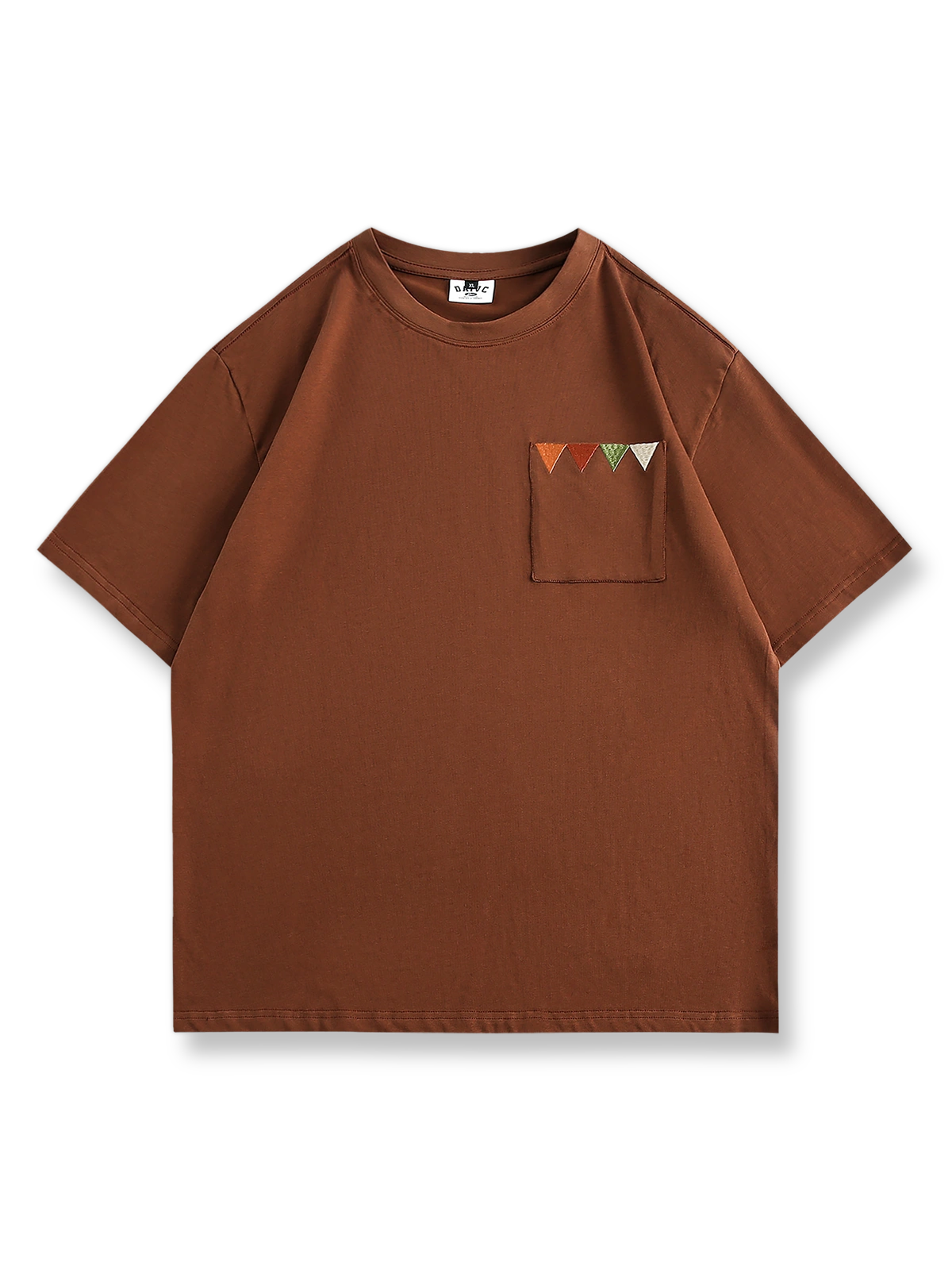 グレー、ブラウン、ダークブルーの3色展示のメンズポケット刺繍クルーネックルーズフィット半袖Tシャツ