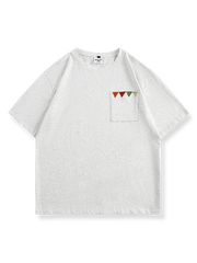 グレー、ブラウン、ダークブルーの3色展示のメンズポケット刺繍クルーネックルーズフィット半袖Tシャツ