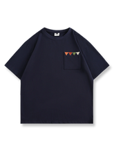 グレー、ブラウン、ダークブルーの3色展示のメンズポケット刺繍クルーネックルーズフィット半袖Tシャツ