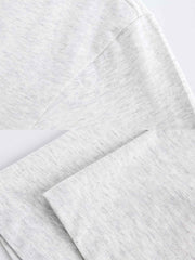 「メンズ半袖Tシャツのポケット刺繍ディテールのクローズアップ」