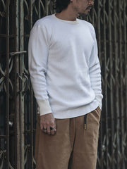 モデルがワッフル格子長袖Tシャツをインナーとして着用し、カーディガンと合わせて快適で暖かい秋冬のスタイルを披露。