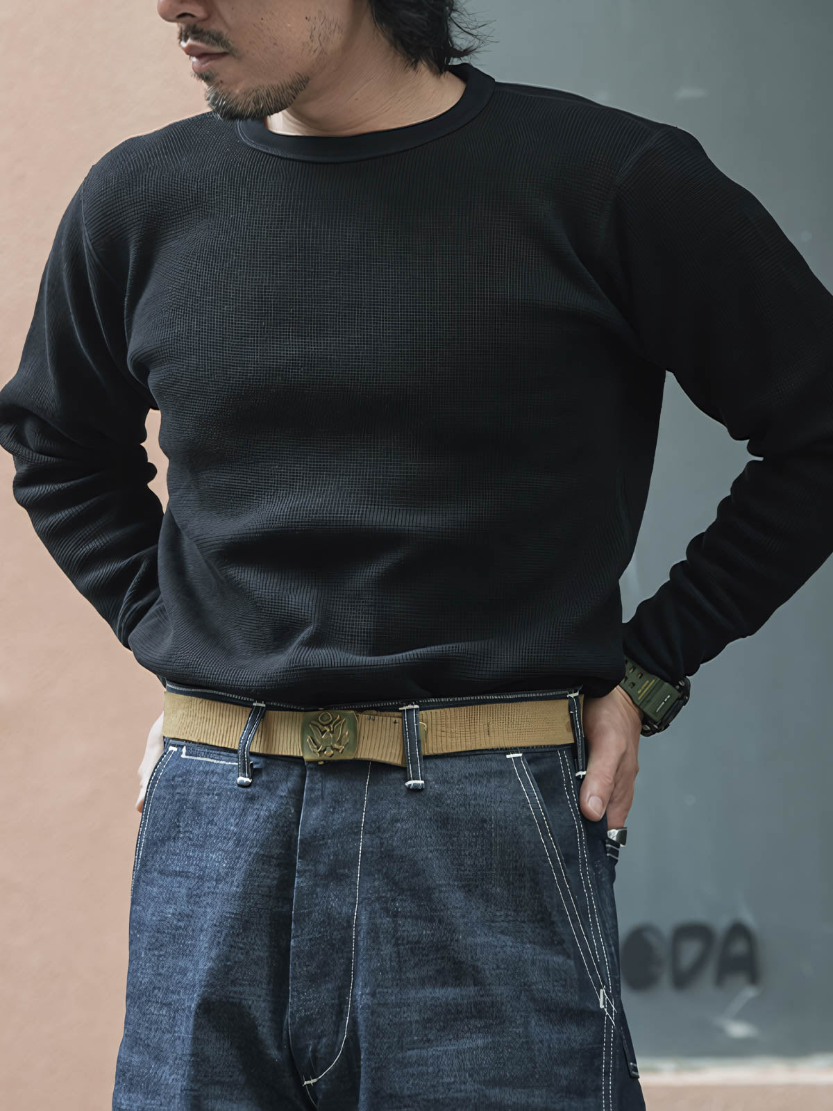 モデルがワッフル格子長袖Tシャツをインナーとして着用し、カーディガンと合わせて快適で暖かい秋冬のスタイルを披露。