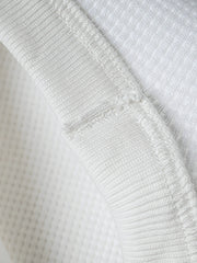 長袖Tシャツのワッフル格子テクスチャーのクローズアップ、外観の質感と衣服の吸湿性と保温性を強調。