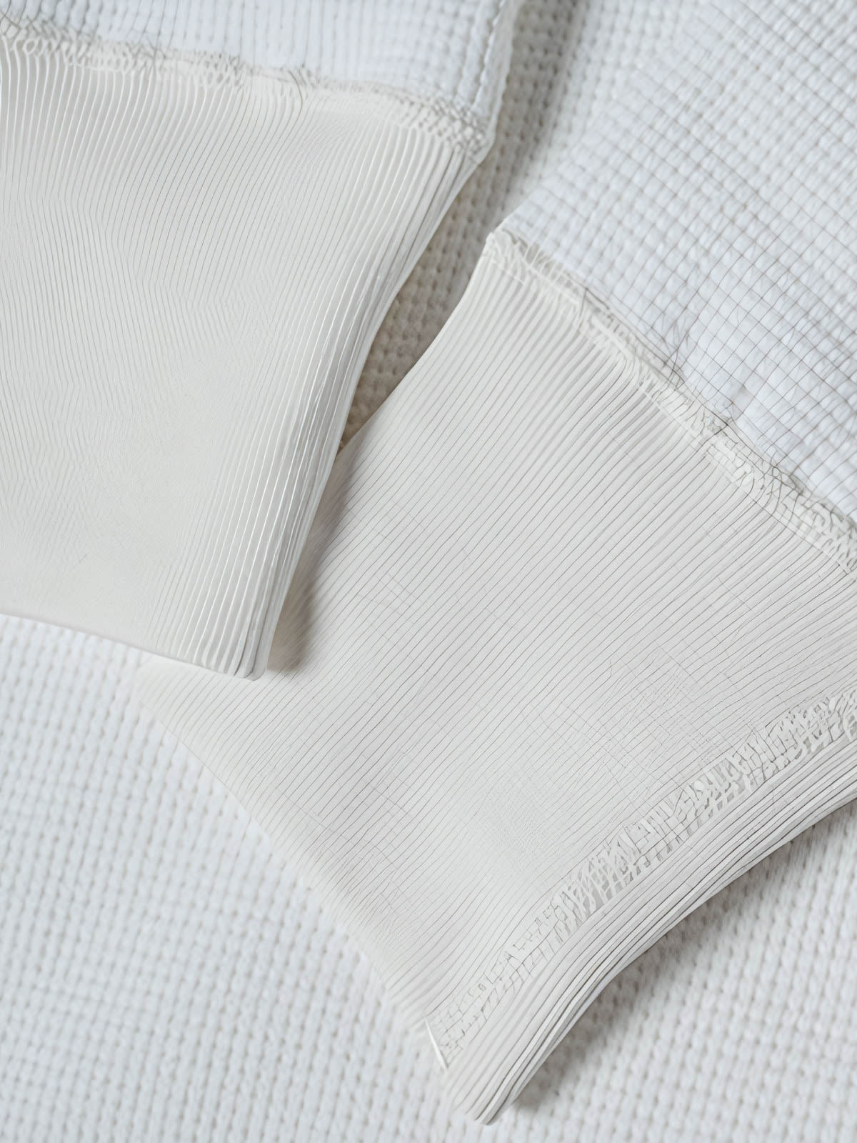 長袖Tシャツのワッフル格子テクスチャーのクローズアップ、外観の質感と衣服の吸湿性と保温性を強調。