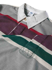 製品画像
グレーとバーガンディを基調としたブロックストライプデザインのラグビーシャツ。太いストライプと細いラインの組み合わせが80-90年代のアメカジカレッジスタイルを忠実に再現したクラシックな一着
詳細画像
ピュアコットン素材の襟元とグレーとバーガンディのブロックストライプ切り替え部分のディテール。丁寧な裁縫技術が際立つ仕上がりで、セロスパン技術によるヘビーウェイト生地の質感が魅力