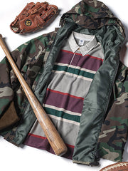 製品画像
グレーとバーガンディを基調としたブロックストライプデザインのラグビーシャツ。太いストライプと細いラインの組み合わせが80-90年代のアメカジカレッジスタイルを忠実に再現したクラシックな一着
詳細画像
ピュアコットン素材の襟元とグレーとバーガンディのブロックストライプ切り替え部分のディテール。丁寧な裁縫技術が際立つ仕上がりで、セロスパン技術によるヘビーウェイト生地の質感が魅力