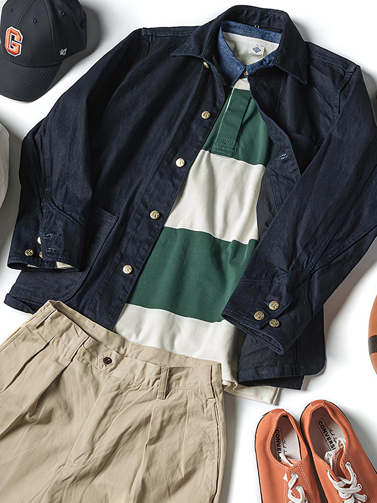 製品画像
グレーとバーガンディを基調としたブロックストライプデザインのラグビーシャツ。太いストライプと細いラインの組み合わせが80-90年代のアメカジカレッジスタイルを忠実に再現したクラシックな一着
詳細画像
ピュアコットン素材の襟元とグレーとバーガンディのブロックストライプ切り替え部分のディテール。丁寧な裁縫技術が際立つ仕上がりで、セロスパン技術によるヘビーウェイト生地の質感が魅力