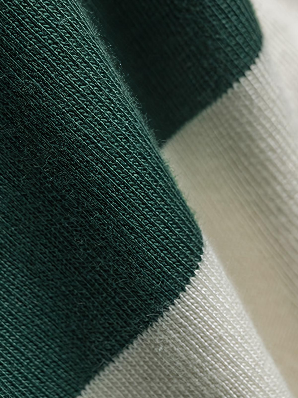 製品画像
グレーとバーガンディを基調としたブロックストライプデザインのラグビーシャツ。太いストライプと細いラインの組み合わせが80-90年代のアメカジカレッジスタイルを忠実に再現したクラシックな一着
詳細画像
ピュアコットン素材の襟元とグレーとバーガンディのブロックストライプ切り替え部分のディテール。丁寧な裁縫技術が際立つ仕上がりで、セロスパン技術によるヘビーウェイト生地の質感が魅力