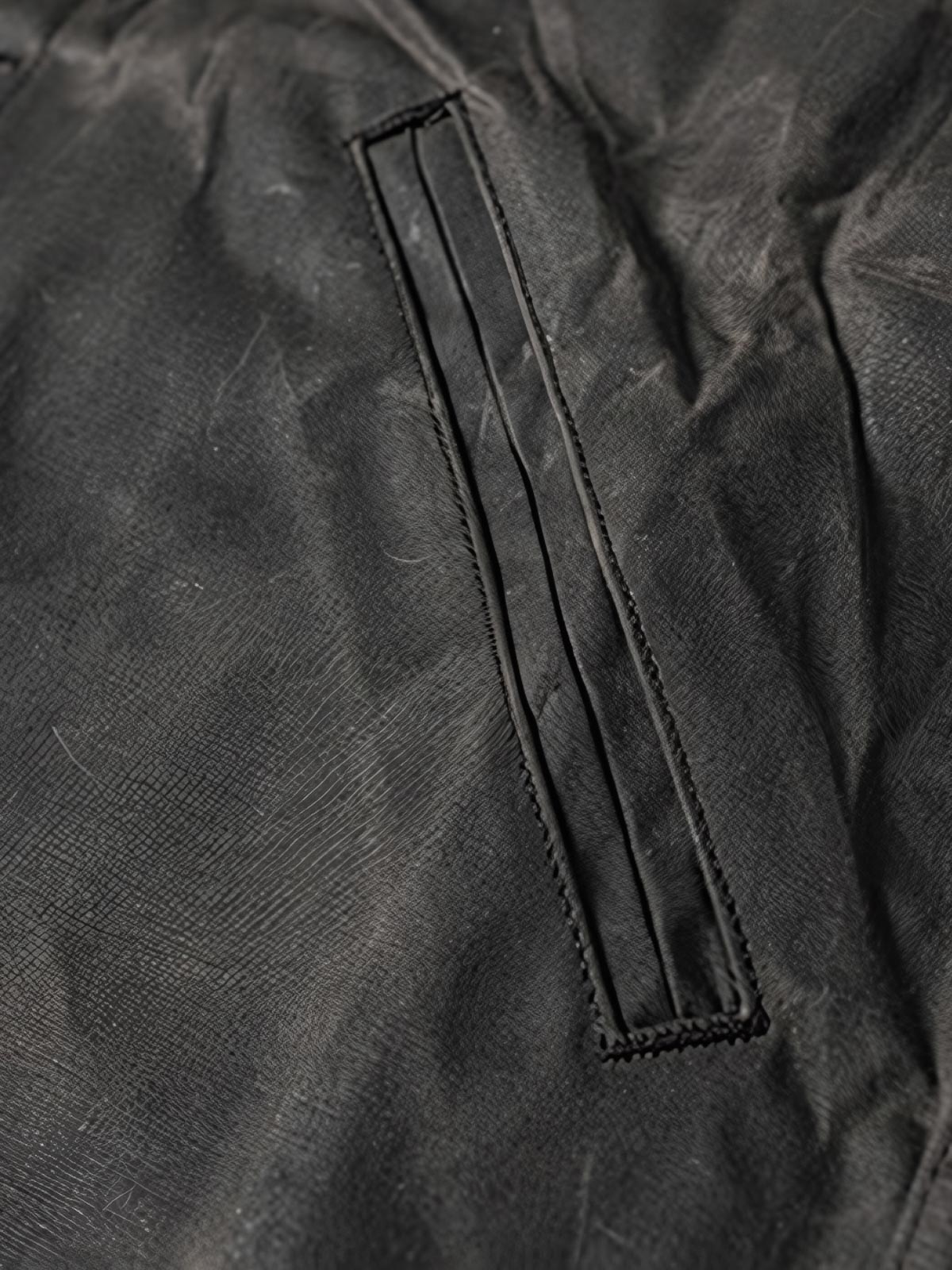 製品画像
19世紀末の防水技術を受け継いだイギリス ワックスド ワークジャケットの正面デザイン。ワックス加工を施した高密度コットンキャンバス生地とクラシックなラグランスリーブシルエットが特徴的
詳細画像
ブラウンのコーデュロイ襟とワックス加工特有のシワが際立つディテール。防風性と経年変化による質感の深みが魅力的なデザイン