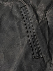 製品画像
19世紀末の防水技術を受け継いだイギリス ワックスド ワークジャケットの正面デザイン。ワックス加工を施した高密度コットンキャンバス生地とクラシックなラグランスリーブシルエットが特徴的
詳細画像
ブラウンのコーデュロイ襟とワックス加工特有のシワが際立つディテール。防風性と経年変化による質感の深みが魅力的なデザイン