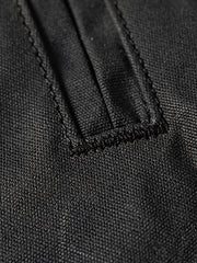 製品画像
19世紀末の防水技術を受け継いだイギリス ワックスド ワークジャケットの正面デザイン。ワックス加工を施した高密度コットンキャンバス生地とクラシックなラグランスリーブシルエットが特徴的
詳細画像
ブラウンのコーデュロイ襟とワックス加工特有のシワが際立つディテール。防風性と経年変化による質感の深みが魅力的なデザイン