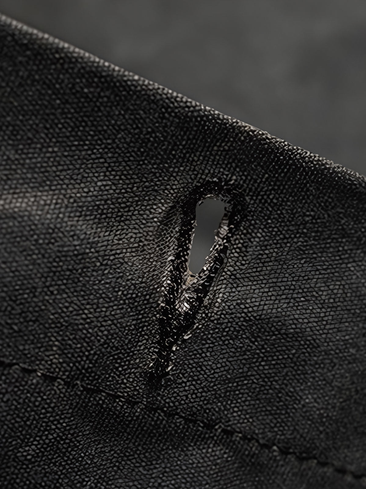 製品画像
19世紀末の防水技術を受け継いだイギリス ワックスド ワークジャケットの正面デザイン。ワックス加工を施した高密度コットンキャンバス生地とクラシックなラグランスリーブシルエットが特徴的
詳細画像
ブラウンのコーデュロイ襟とワックス加工特有のシワが際立つディテール。防風性と経年変化による質感の深みが魅力的なデザイン