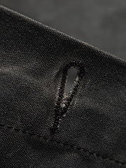 製品画像
19世紀末の防水技術を受け継いだイギリス ワックスド ワークジャケットの正面デザイン。ワックス加工を施した高密度コットンキャンバス生地とクラシックなラグランスリーブシルエットが特徴的
詳細画像
ブラウンのコーデュロイ襟とワックス加工特有のシワが際立つディテール。防風性と経年変化による質感の深みが魅力的なデザイン