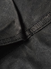 製品画像
19世紀末の防水技術を受け継いだイギリス ワックスド ワークジャケットの正面デザイン。ワックス加工を施した高密度コットンキャンバス生地とクラシックなラグランスリーブシルエットが特徴的
詳細画像
ブラウンのコーデュロイ襟とワックス加工特有のシワが際立つディテール。防風性と経年変化による質感の深みが魅力的なデザイン