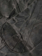 製品画像
19世紀末の防水技術を受け継いだイギリス ワックスド ワークジャケットの正面デザイン。ワックス加工を施した高密度コットンキャンバス生地とクラシックなラグランスリーブシルエットが特徴的
詳細画像
ブラウンのコーデュロイ襟とワックス加工特有のシワが際立つディテール。防風性と経年変化による質感の深みが魅力的なデザイン