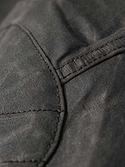 製品画像
19世紀末の防水技術を受け継いだイギリス ワックスド ワークジャケットの正面デザイン。ワックス加工を施した高密度コットンキャンバス生地とクラシックなラグランスリーブシルエットが特徴的
詳細画像
ブラウンのコーデュロイ襟とワックス加工特有のシワが際立つディテール。防風性と経年変化による質感の深みが魅力的なデザイン