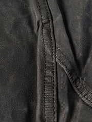 製品画像
19世紀末の防水技術を受け継いだイギリス ワックスド ワークジャケットの正面デザイン。ワックス加工を施した高密度コットンキャンバス生地とクラシックなラグランスリーブシルエットが特徴的
詳細画像
ブラウンのコーデュロイ襟とワックス加工特有のシワが際立つディテール。防風性と経年変化による質感の深みが魅力的なデザイン