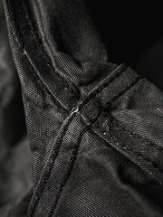 製品画像
19世紀末の防水技術を受け継いだイギリス ワックスド ワークジャケットの正面デザイン。ワックス加工を施した高密度コットンキャンバス生地とクラシックなラグランスリーブシルエットが特徴的
詳細画像
ブラウンのコーデュロイ襟とワックス加工特有のシワが際立つディテール。防風性と経年変化による質感の深みが魅力的なデザイン