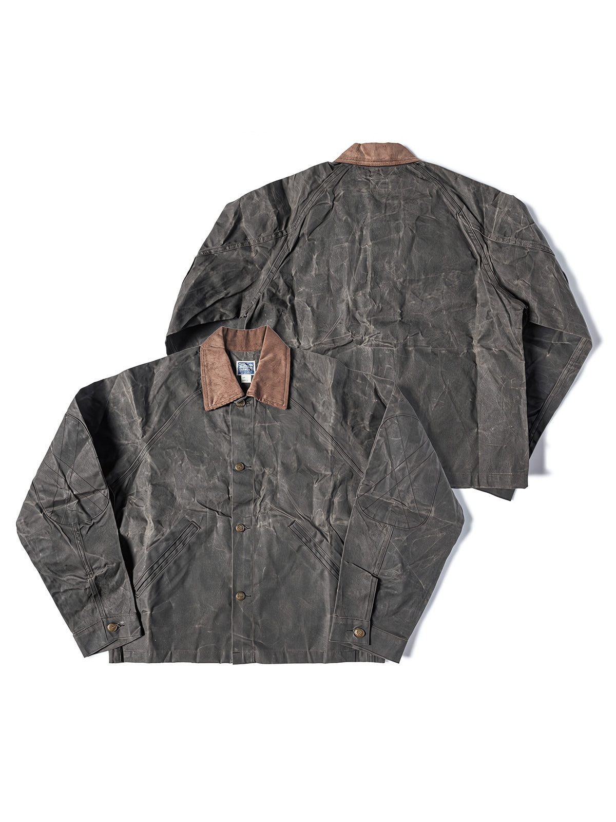 製品画像
19世紀末の防水技術を受け継いだイギリス ワックスド ワークジャケットの正面デザイン。ワックス加工を施した高密度コットンキャンバス生地とクラシックなラグランスリーブシルエットが特徴的
詳細画像
ブラウンのコーデュロイ襟とワックス加工特有のシワが際立つディテール。防風性と経年変化による質感の深みが魅力的なデザイン