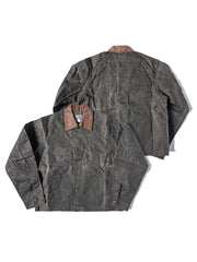 製品画像
19世紀末の防水技術を受け継いだイギリス ワックスド ワークジャケットの正面デザイン。ワックス加工を施した高密度コットンキャンバス生地とクラシックなラグランスリーブシルエットが特徴的
詳細画像
ブラウンのコーデュロイ襟とワックス加工特有のシワが際立つディテール。防風性と経年変化による質感の深みが魅力的なデザイン