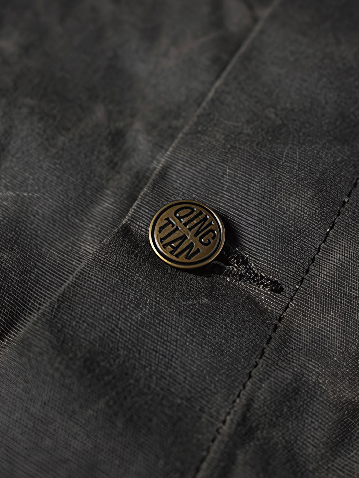 製品画像
19世紀末の防水技術を受け継いだイギリス ワックスド ワークジャケットの正面デザイン。ワックス加工を施した高密度コットンキャンバス生地とクラシックなラグランスリーブシルエットが特徴的
詳細画像
ブラウンのコーデュロイ襟とワックス加工特有のシワが際立つディテール。防風性と経年変化による質感の深みが魅力的なデザイン