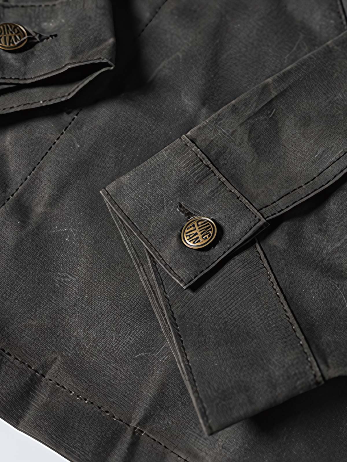 製品画像
19世紀末の防水技術を受け継いだイギリス ワックスド ワークジャケットの正面デザイン。ワックス加工を施した高密度コットンキャンバス生地とクラシックなラグランスリーブシルエットが特徴的
詳細画像
ブラウンのコーデュロイ襟とワックス加工特有のシワが際立つディテール。防風性と経年変化による質感の深みが魅力的なデザイン