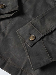 製品画像
19世紀末の防水技術を受け継いだイギリス ワックスド ワークジャケットの正面デザイン。ワックス加工を施した高密度コットンキャンバス生地とクラシックなラグランスリーブシルエットが特徴的
詳細画像
ブラウンのコーデュロイ襟とワックス加工特有のシワが際立つディテール。防風性と経年変化による質感の深みが魅力的なデザイン