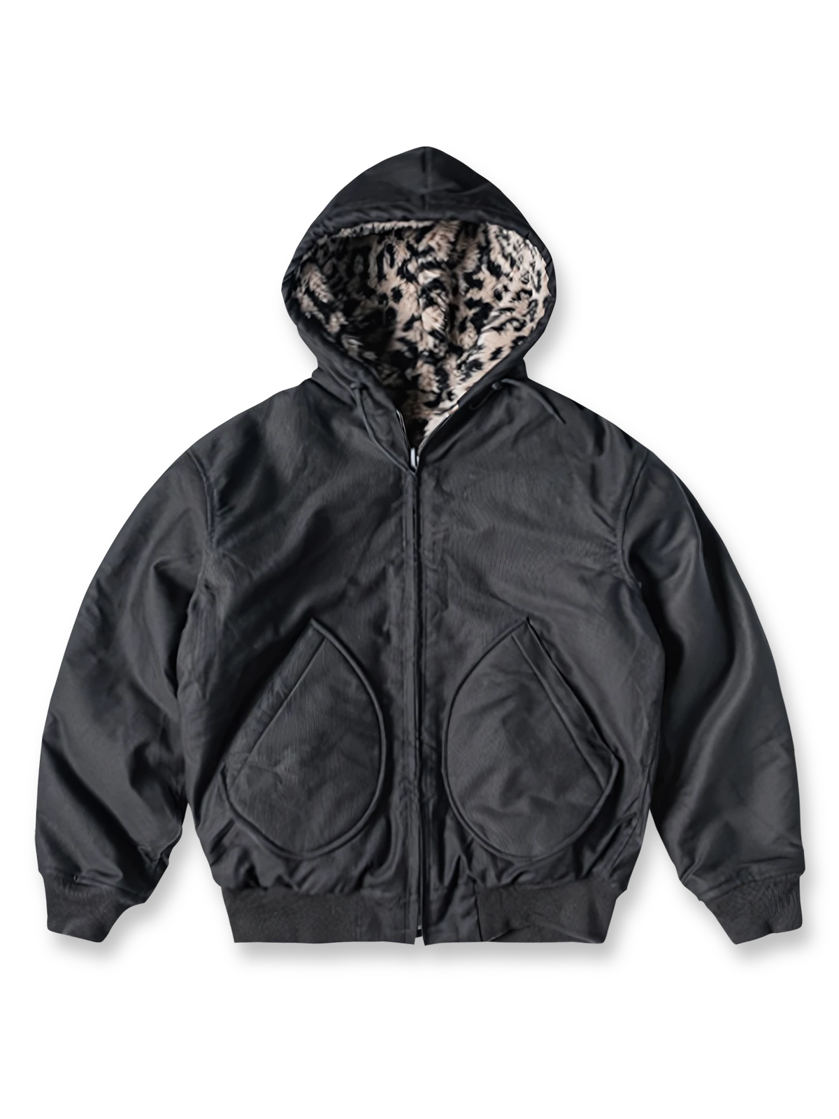 製品画像
1944年米軍のB-10フライトジャケットを基にデザインされたリバーシブルデッキジャケットの正面図。カーキ外層がミリタリーの伝統を再現し、クラシックな無骨さを体現
詳細画像
内側のレオパード柄フロッキープリントとConmar製ダブルジッパーのディテール特写。リバーシブル仕様ならではの2通りのスタイルを楽しめる実用的なデザイン