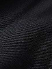 製品画像
1944年米軍のB-10フライトジャケットを基にデザインされたリバーシブルデッキジャケットの正面図。カーキ外層がミリタリーの伝統を再現し、クラシックな無骨さを体現
詳細画像
内側のレオパード柄フロッキープリントとConmar製ダブルジッパーのディテール特写。リバーシブル仕様ならではの2通りのスタイルを楽しめる実用的なデザイン