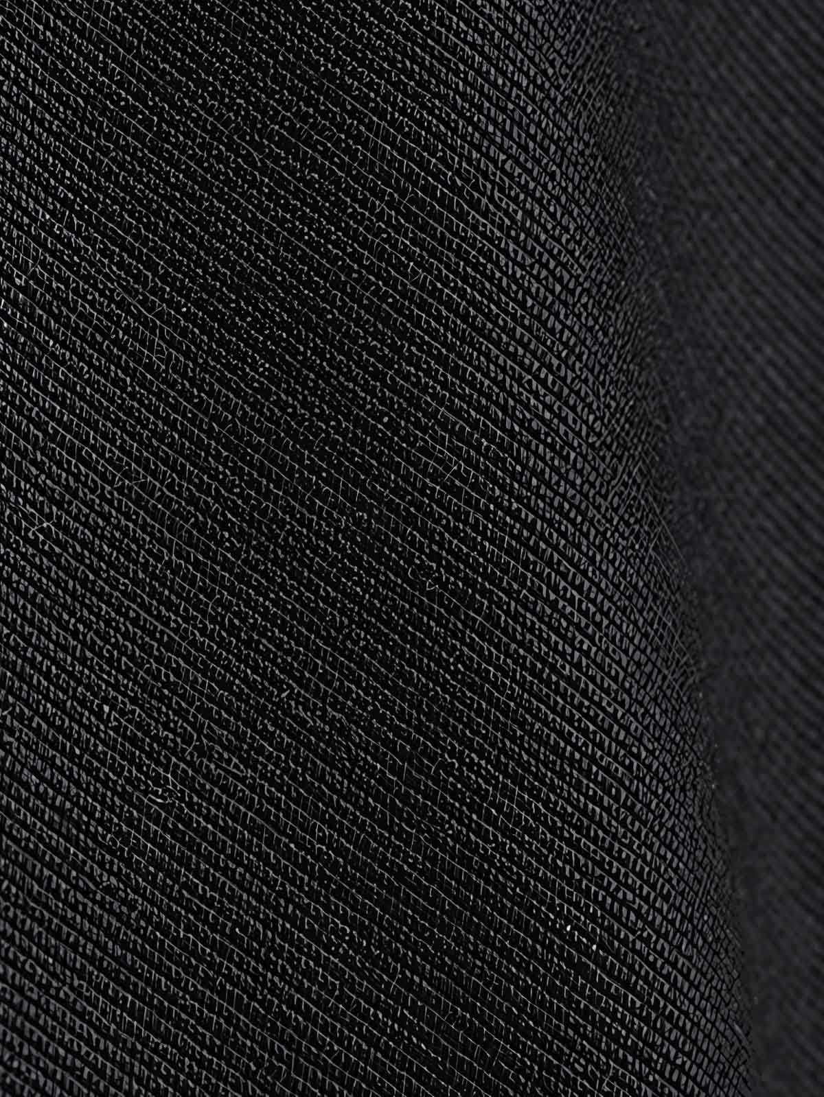 製品画像
1944年米軍のB-10フライトジャケットを基にデザインされたリバーシブルデッキジャケットの正面図。カーキ外層がミリタリーの伝統を再現し、クラシックな無骨さを体現
詳細画像
内側のレオパード柄フロッキープリントとConmar製ダブルジッパーのディテール特写。リバーシブル仕様ならではの2通りのスタイルを楽しめる実用的なデザイン