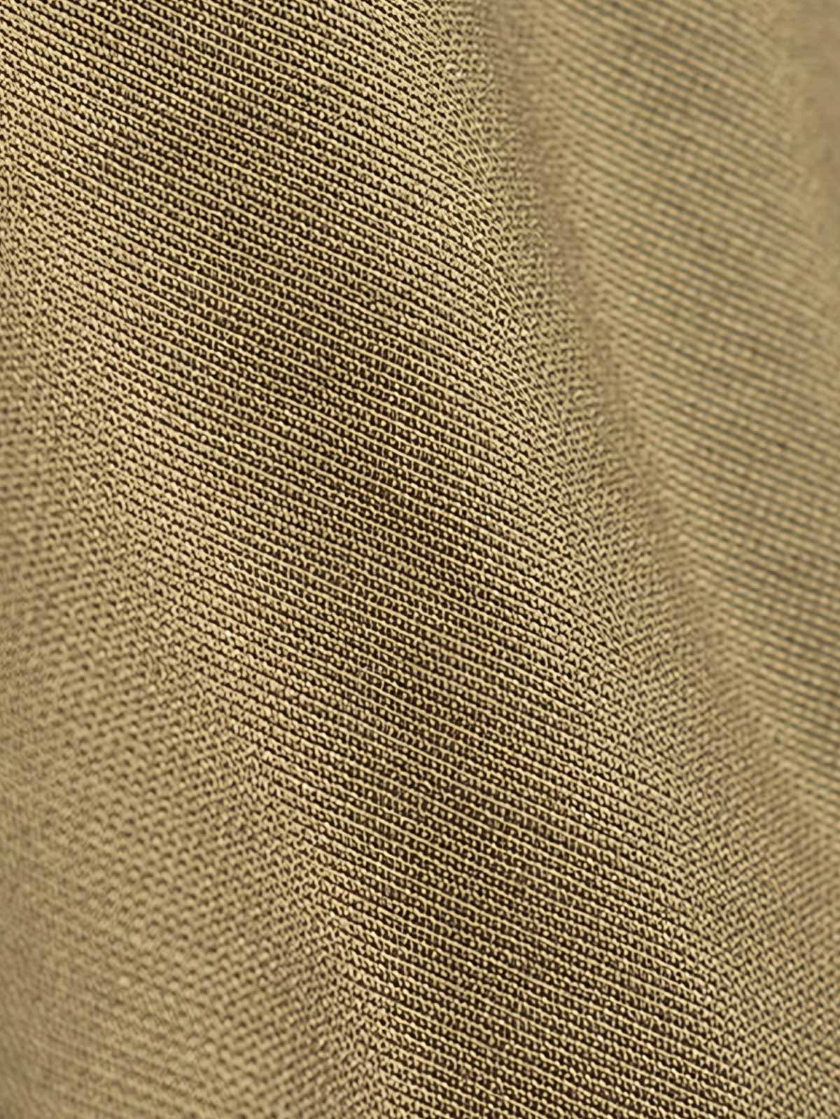 製品画像
1944年米軍のB-10フライトジャケットを基にデザインされたリバーシブルデッキジャケットの正面図。カーキ外層がミリタリーの伝統を再現し、クラシックな無骨さを体現
詳細画像
内側のレオパード柄フロッキープリントとConmar製ダブルジッパーのディテール特写。リバーシブル仕様ならではの2通りのスタイルを楽しめる実用的なデザイン