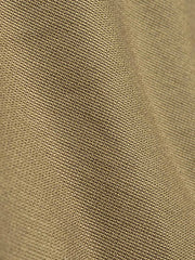 製品画像
1944年米軍のB-10フライトジャケットを基にデザインされたリバーシブルデッキジャケットの正面図。カーキ外層がミリタリーの伝統を再現し、クラシックな無骨さを体現
詳細画像
内側のレオパード柄フロッキープリントとConmar製ダブルジッパーのディテール特写。リバーシブル仕様ならではの2通りのスタイルを楽しめる実用的なデザイン