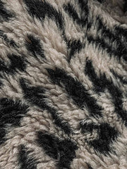 製品画像
1944年米軍のB-10フライトジャケットを基にデザインされたリバーシブルデッキジャケットの正面図。カーキ外層がミリタリーの伝統を再現し、クラシックな無骨さを体現
詳細画像
内側のレオパード柄フロッキープリントとConmar製ダブルジッパーのディテール特写。リバーシブル仕様ならではの2通りのスタイルを楽しめる実用的なデザイン