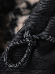 製品画像
1944年米軍のB-10フライトジャケットを基にデザインされたリバーシブルデッキジャケットの正面図。カーキ外層がミリタリーの伝統を再現し、クラシックな無骨さを体現
詳細画像
内側のレオパード柄フロッキープリントとConmar製ダブルジッパーのディテール特写。リバーシブル仕様ならではの2通りのスタイルを楽しめる実用的なデザイン