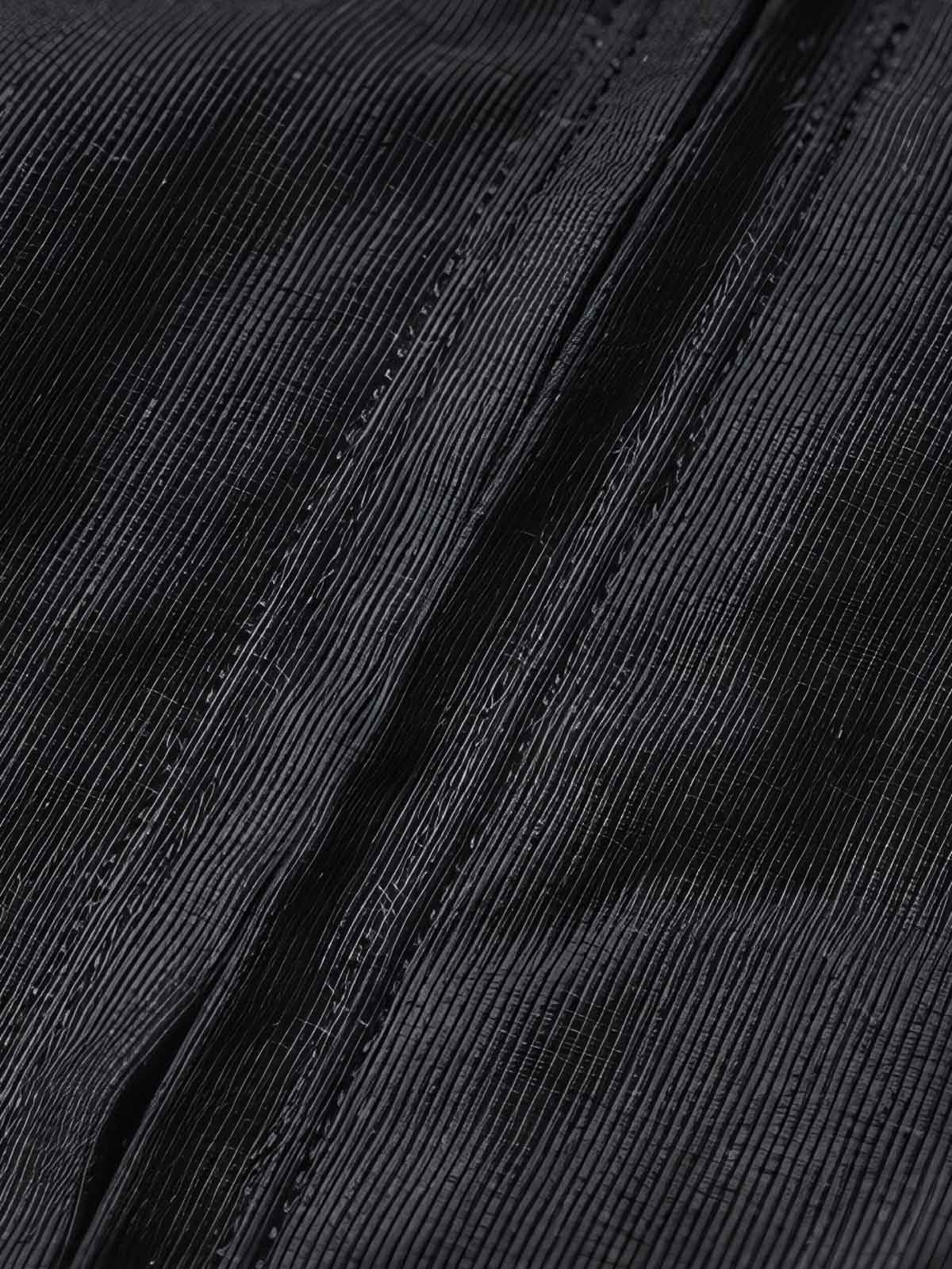 製品画像
1944年米軍のB-10フライトジャケットを基にデザインされたリバーシブルデッキジャケットの正面図。カーキ外層がミリタリーの伝統を再現し、クラシックな無骨さを体現
詳細画像
内側のレオパード柄フロッキープリントとConmar製ダブルジッパーのディテール特写。リバーシブル仕様ならではの2通りのスタイルを楽しめる実用的なデザイン