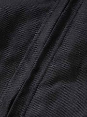 製品画像
1944年米軍のB-10フライトジャケットを基にデザインされたリバーシブルデッキジャケットの正面図。カーキ外層がミリタリーの伝統を再現し、クラシックな無骨さを体現
詳細画像
内側のレオパード柄フロッキープリントとConmar製ダブルジッパーのディテール特写。リバーシブル仕様ならではの2通りのスタイルを楽しめる実用的なデザイン