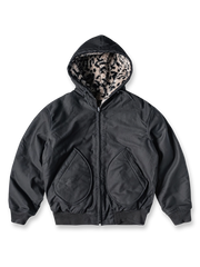 製品画像
1944年米軍のB-10フライトジャケットを基にデザインされたリバーシブルデッキジャケットの正面図。カーキ外層がミリタリーの伝統を再現し、クラシックな無骨さを体現
詳細画像
内側のレオパード柄フロッキープリントとConmar製ダブルジッパーのディテール特写。リバーシブル仕様ならではの2通りのスタイルを楽しめる実用的なデザイン