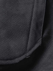 製品画像
1944年米軍のB-10フライトジャケットを基にデザインされたリバーシブルデッキジャケットの正面図。カーキ外層がミリタリーの伝統を再現し、クラシックな無骨さを体現
詳細画像
内側のレオパード柄フロッキープリントとConmar製ダブルジッパーのディテール特写。リバーシブル仕様ならではの2通りのスタイルを楽しめる実用的なデザイン