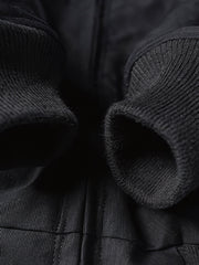 製品画像
1944年米軍のB-10フライトジャケットを基にデザインされたリバーシブルデッキジャケットの正面図。カーキ外層がミリタリーの伝統を再現し、クラシックな無骨さを体現
詳細画像
内側のレオパード柄フロッキープリントとConmar製ダブルジッパーのディテール特写。リバーシブル仕様ならではの2通りのスタイルを楽しめる実用的なデザイン