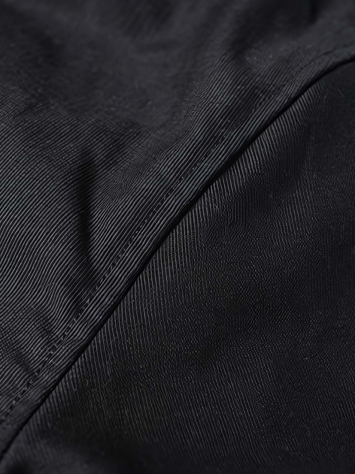 製品画像
1944年米軍のB-10フライトジャケットを基にデザインされたリバーシブルデッキジャケットの正面図。カーキ外層がミリタリーの伝統を再現し、クラシックな無骨さを体現
詳細画像
内側のレオパード柄フロッキープリントとConmar製ダブルジッパーのディテール特写。リバーシブル仕様ならではの2通りのスタイルを楽しめる実用的なデザイン