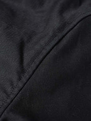 製品画像
1944年米軍のB-10フライトジャケットを基にデザインされたリバーシブルデッキジャケットの正面図。カーキ外層がミリタリーの伝統を再現し、クラシックな無骨さを体現
詳細画像
内側のレオパード柄フロッキープリントとConmar製ダブルジッパーのディテール特写。リバーシブル仕様ならではの2通りのスタイルを楽しめる実用的なデザイン