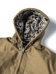 製品画像
1944年米軍のB-10フライトジャケットを基にデザインされたリバーシブルデッキジャケットの正面図。カーキ外層がミリタリーの伝統を再現し、クラシックな無骨さを体現
詳細画像
内側のレオパード柄フロッキープリントとConmar製ダブルジッパーのディテール特写。リバーシブル仕様ならではの2通りのスタイルを楽しめる実用的なデザイン