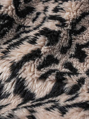 製品画像
1944年米軍のB-10フライトジャケットを基にデザインされたリバーシブルデッキジャケットの正面図。カーキ外層がミリタリーの伝統を再現し、クラシックな無骨さを体現
詳細画像
内側のレオパード柄フロッキープリントとConmar製ダブルジッパーのディテール特写。リバーシブル仕様ならではの2通りのスタイルを楽しめる実用的なデザイン