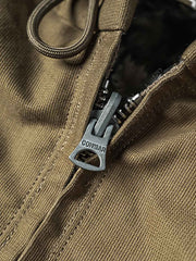 製品画像
1944年米軍のB-10フライトジャケットを基にデザインされたリバーシブルデッキジャケットの正面図。カーキ外層がミリタリーの伝統を再現し、クラシックな無骨さを体現
詳細画像
内側のレオパード柄フロッキープリントとConmar製ダブルジッパーのディテール特写。リバーシブル仕様ならではの2通りのスタイルを楽しめる実用的なデザイン