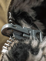 製品画像
1944年米軍のB-10フライトジャケットを基にデザインされたリバーシブルデッキジャケットの正面図。カーキ外層がミリタリーの伝統を再現し、クラシックな無骨さを体現
詳細画像
内側のレオパード柄フロッキープリントとConmar製ダブルジッパーのディテール特写。リバーシブル仕様ならではの2通りのスタイルを楽しめる実用的なデザイン